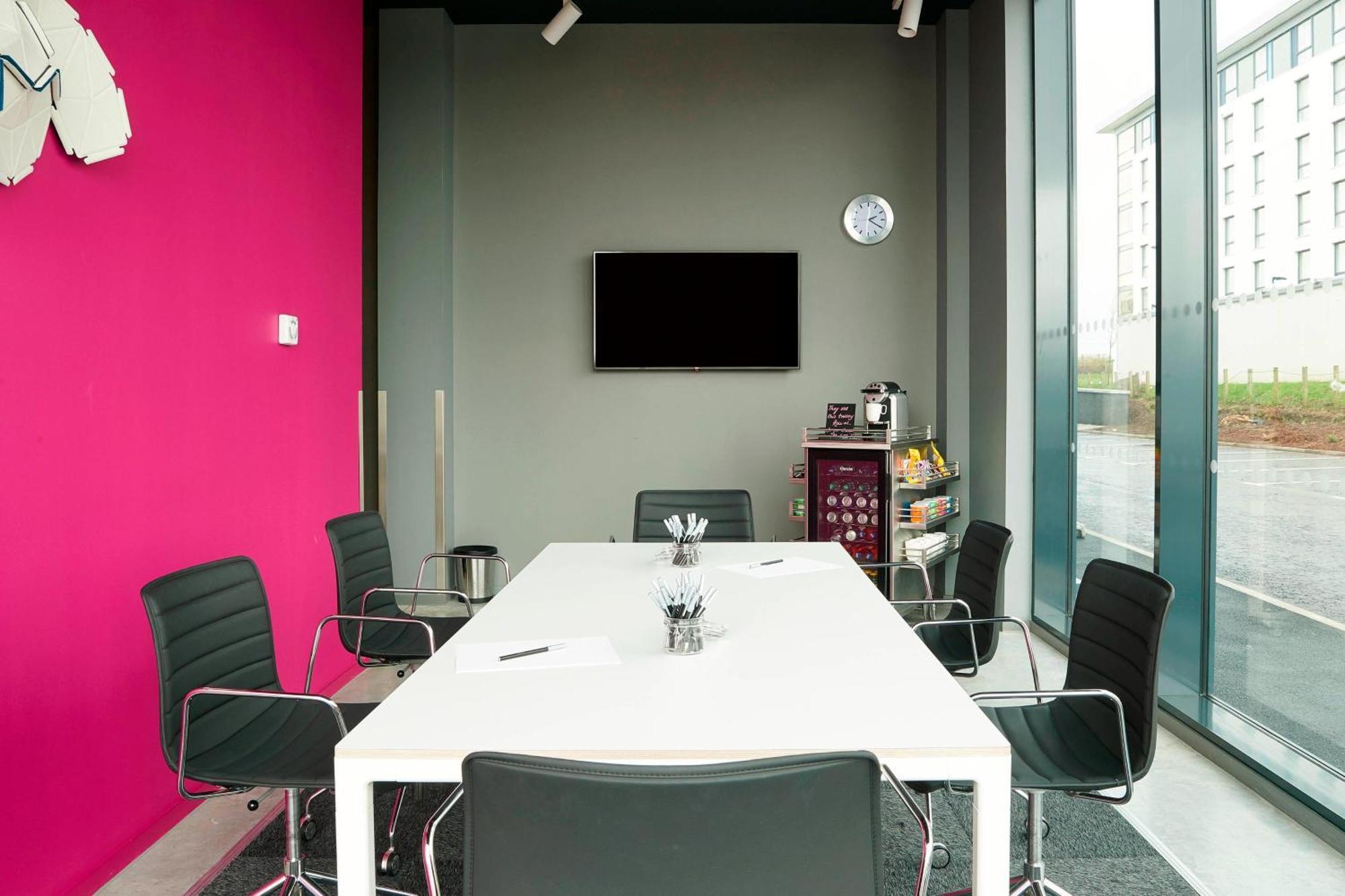 Moxy Aberdeen Airport Dyce Exterior photo