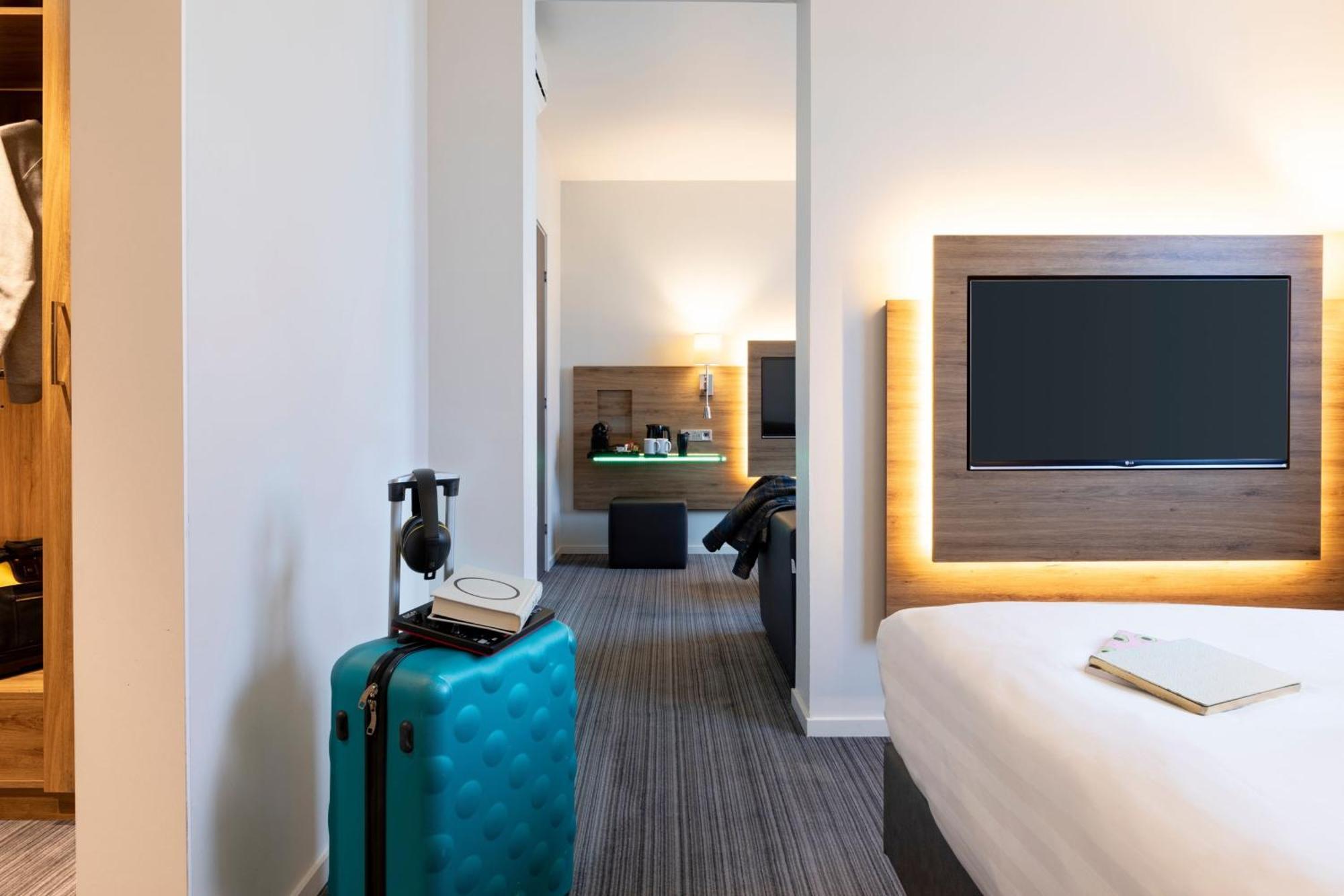 Moxy Aberdeen Airport Dyce Exterior photo